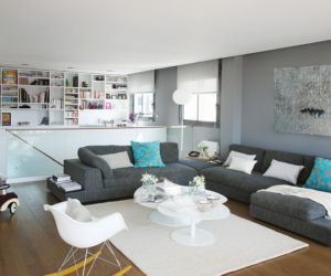 Obszerna, narożna sofa w salonie