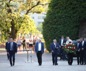 Prezes PiS na Wawelu z rodziną. Hołd Kaczyńskim oddali też Morawiecki i Szydło