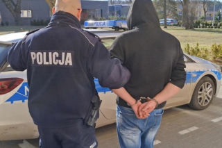 Pijany kierowca rozbił auto i zasnął. Spacerowiczka myślała, że nie żyje