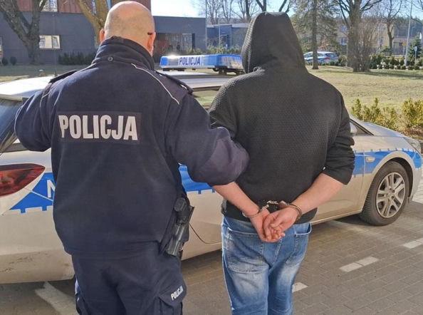 Pijany kierowca rozbił auto i zasnął. Spacerowiczka myślała, że nie żyje