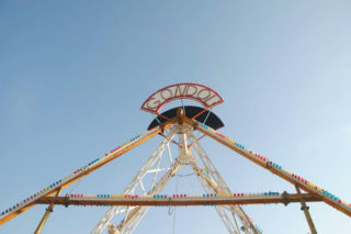 Świątynia czy targowisko? Kontrowersje wokół lunaparku przed sanktuarium. Mieszkańcy nie kryją oburzenia