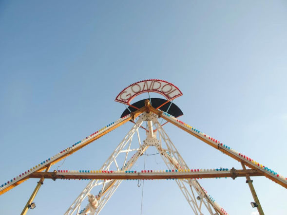 Świątynia czy targowisko? Kontrowersje wokół lunaparku przed sanktuarium. Mieszkańcy nie kryją oburzenia