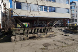 Trzonolinowiec - wieżowiec przy Kościuszki we Wrocławiu z lat 60. przed remontem