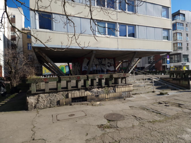 Trzonolinowiec - wieżowiec przy Kościuszki we Wrocławiu z lat 60. przed remontem