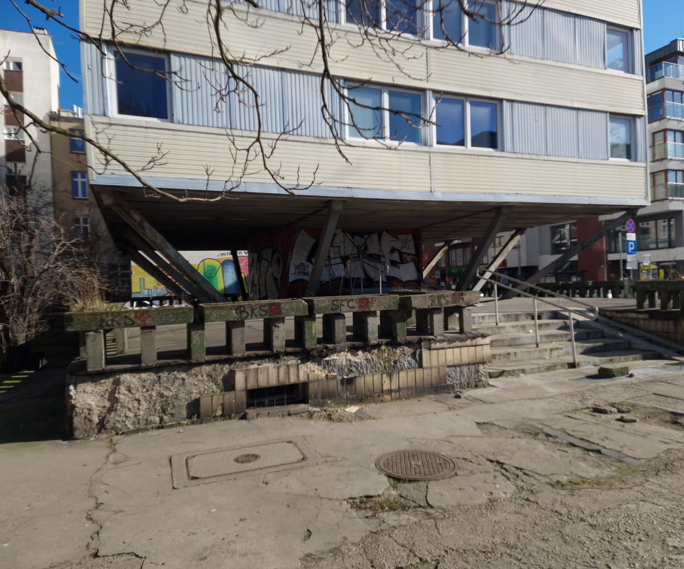 Trzonolinowiec - wieżowiec przy Kościuszki we Wrocławiu z lat 60. przed remontem