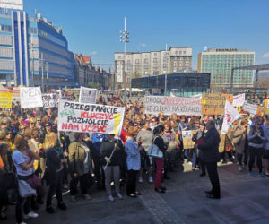 Strajk nauczycieli: PiSranki obiecanki. Tłumy na proteście w Katowicach