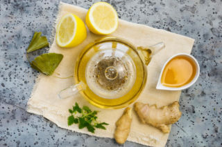 Świąteczne obżarstwo mocno obciąża żołądek. Ten popularny korzeń błyskawicznie łagodzi objawy niestrawności