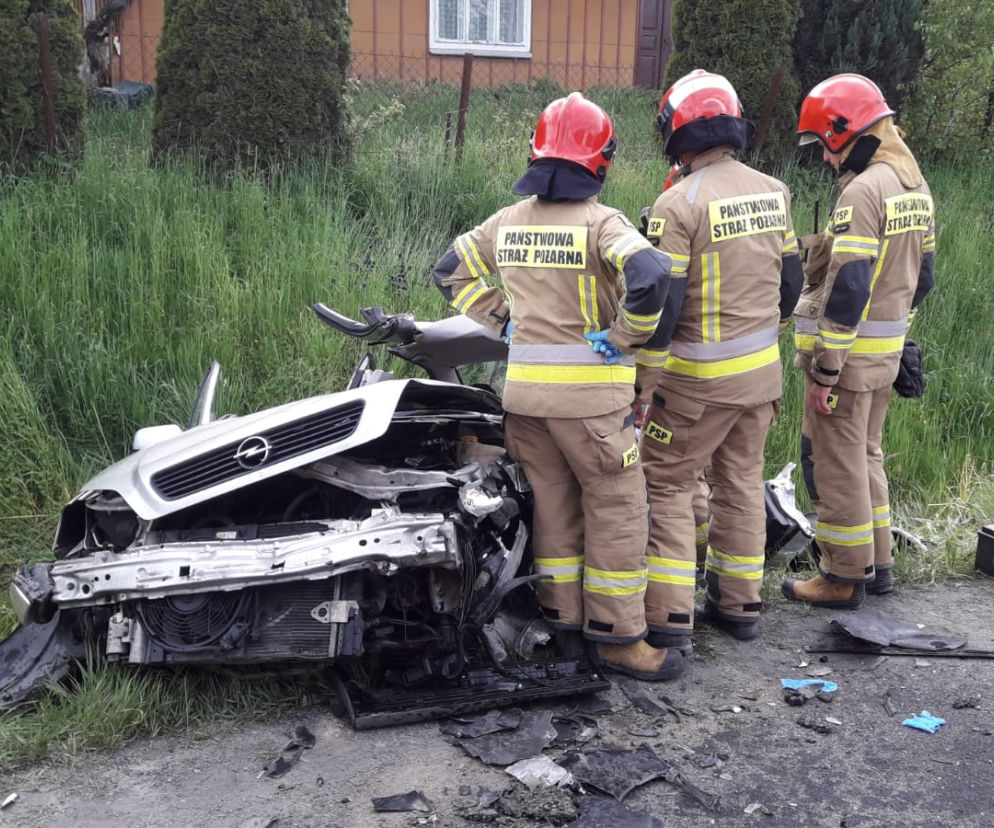 Koszmarny wypadek w Łososinie Dolnej. Strażacy rozcinali zmasakrowanego opla