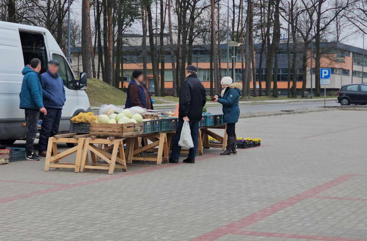 Pustki na targowisku w Nowej Dębie