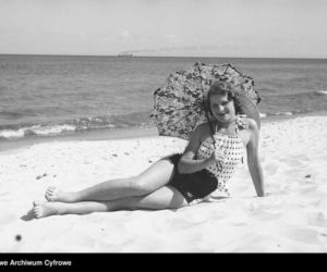 Jak dawniej wyglądało plażowanie? Te zdjęcia to prawdziwe perełki! [GALERIA]