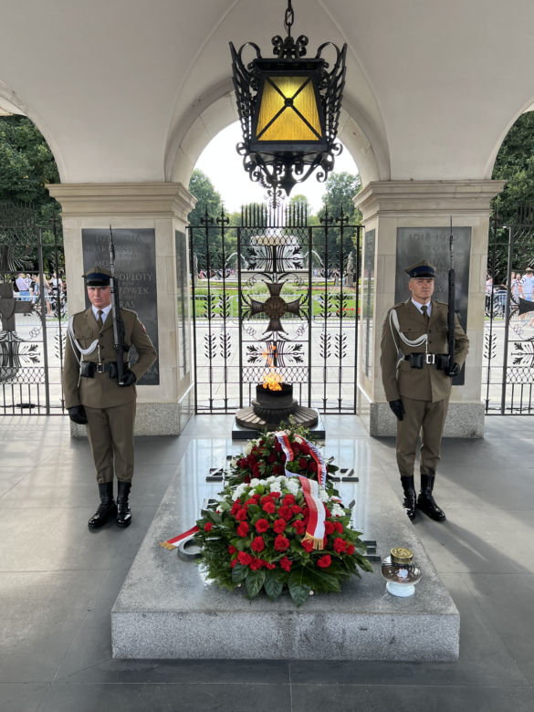 Wieniec od prezydenta Rafała Trzaskowskiego leży pod klombem. Co się stało przy Grobie Nieznanego Żołnierza?