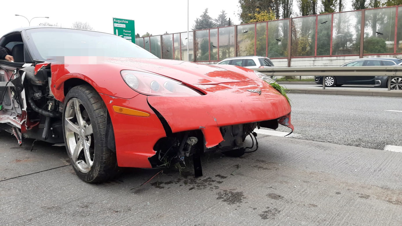 Sportowy chevrolet rąbnął w przystanek autobusowy!