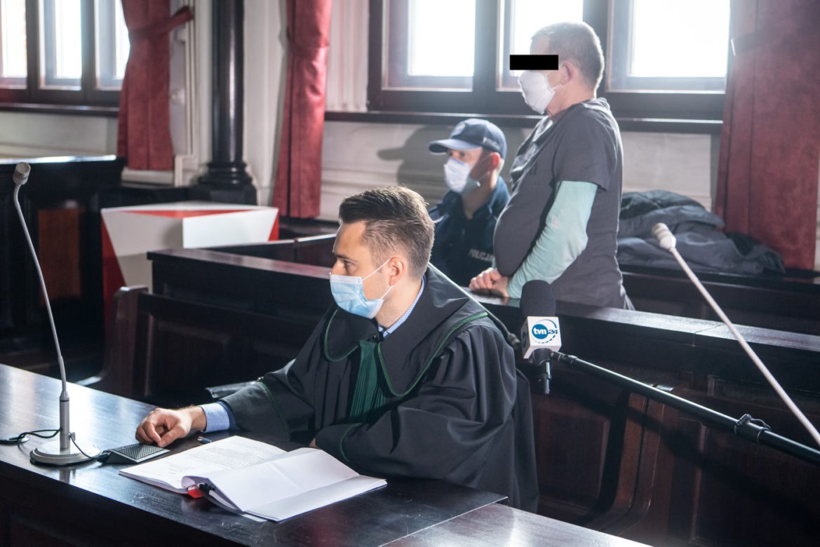 Ogień zabił matkę i trzy córki, bo on po pijaku gotował obiad - ruszył proces