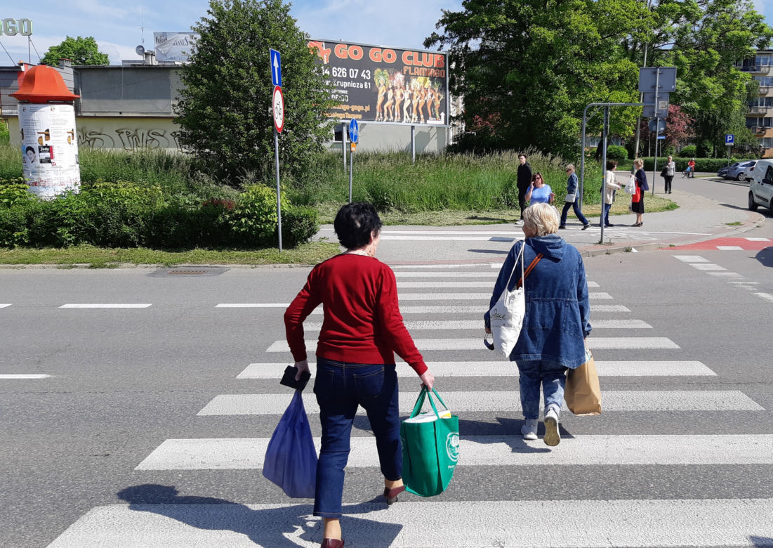 Mandat za używanie komórki na pasach. Akcja tarnowskiej policji. Zobacz zdjęcia!