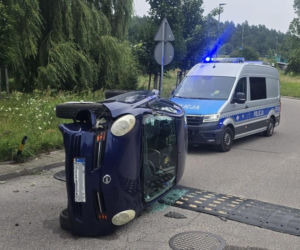 Pijana babcia przewoziła 9-letnią wnuczkę. Auto przewróciło się na drodze