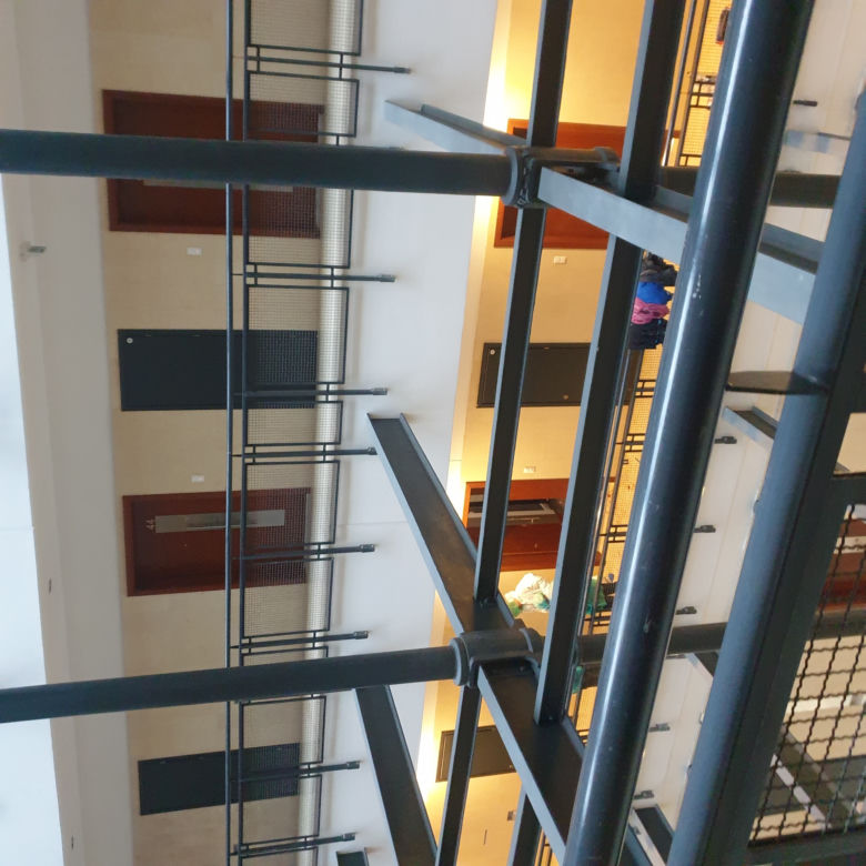 Makabra w Łodzi. Dwie osoby zadźgane na klatce schodowej