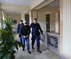 Wypchnął Olę z okna, bo nie chciała do niego wrócić. Drzewa uratowały jej życie