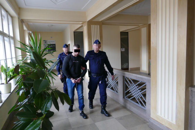 Wypchnął Olę z okna, bo nie chciała do niego wrócić. Drzewa uratowały jej życie