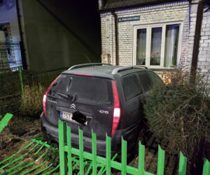 Huk i pęknięta ściana! Citroen wjechał w dom na Południowej w Starachowicach