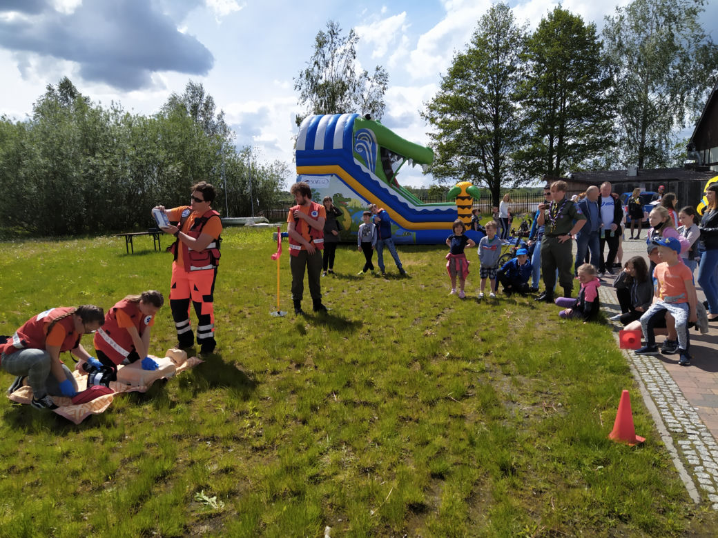 Zajęcia dla dzieci z udzielania pierwszej pomocy w ramach kampanii społecznej "Akcja i Edukacja. Widzę, więc reaguję" - 23.05.2021 nad zalewem w Siedlcach