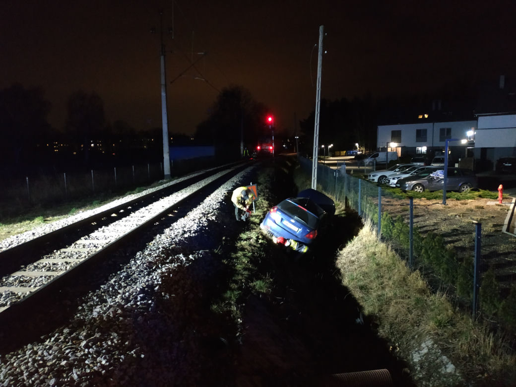 Pociąg zmiótł samochód z przejazdu kolejowego. Malutkie dziecko w szpitalu