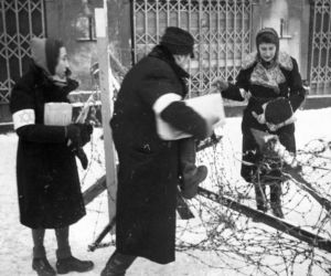 Tak wyglądało życie w warszawskim getcie. Zobacz unikatowe zdjęcia z innego świata [GALERIA]