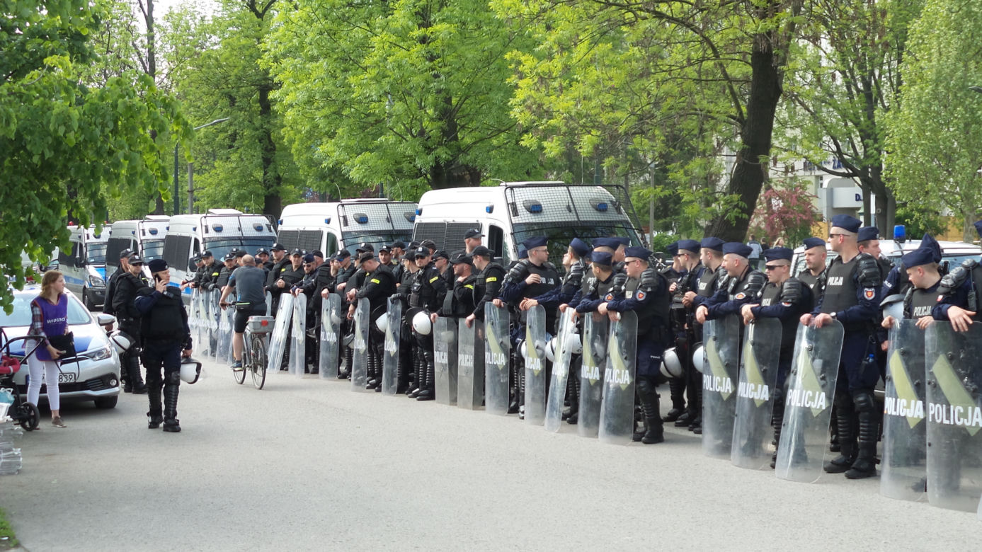 Gigantyczne siły policji zabezpieczały Marsz Równości i kontrmanifestacje w Krakowie