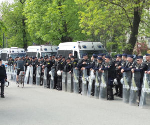 Gigantyczne siły policji zabezpieczały Marsz Równości i kontrmanifestacje w Krakowie