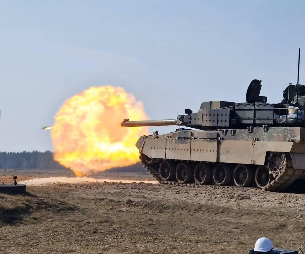 Czołg Leopard 2PL strzelający pociskiem, z lufy wydobywają się płomienie i dym, podczas testów modernizacyjnych polskiej armii. Tego typu modernizacje i kary w zbrojeniówce omawiane są na Super Biznes.