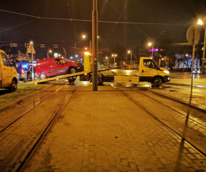 Wypadek w centrum Bydgoszczy! Osobówka wbiła się przystanek tramwajowy [ZDJĘCIA]