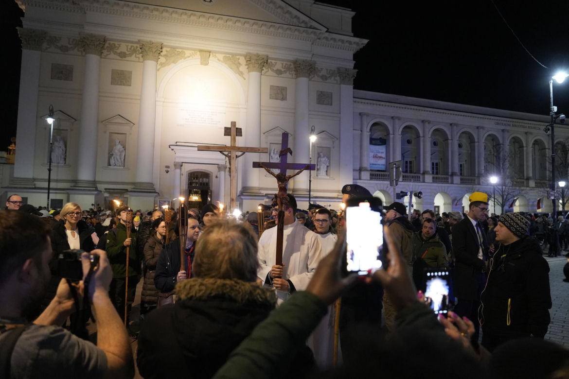 Tłumy wiernych przeszły przez stolicę. Centralną Drogę Krzyżową poprowadził kardynał Nycz