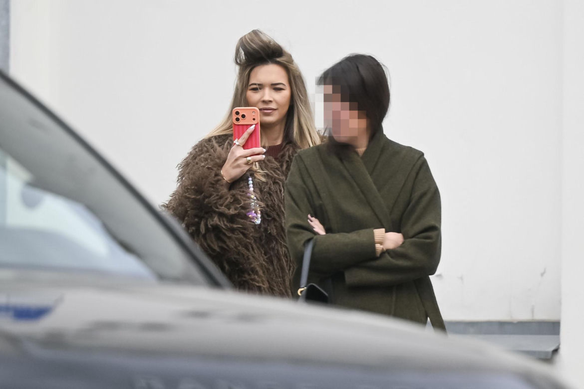 Sandra Kubicka w wałku na głowie