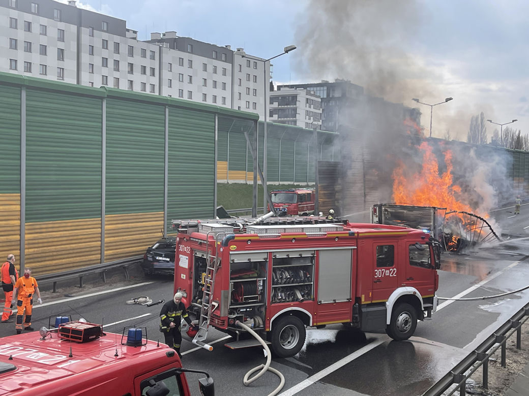 Wypadek na trasie S8 w Warszawie. Przerażająca śmierć kierowcy ciężarówki 