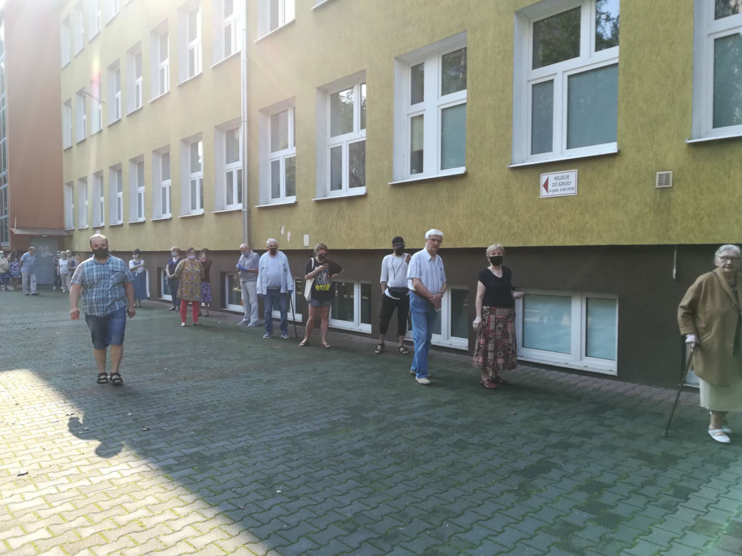Kolejka do lokalu wyborczego na warszawskim Powiślu