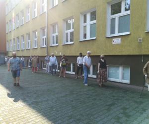 Kolejka do lokalu wyborczego na warszawskim Powiślu