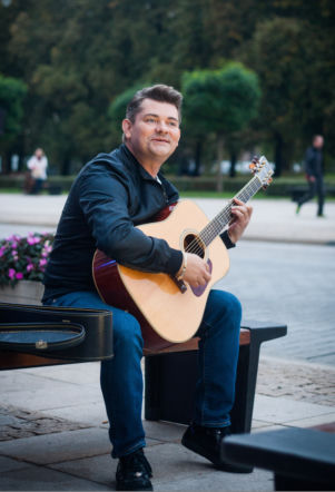 ZENON MARTYNIUK, AKCENT