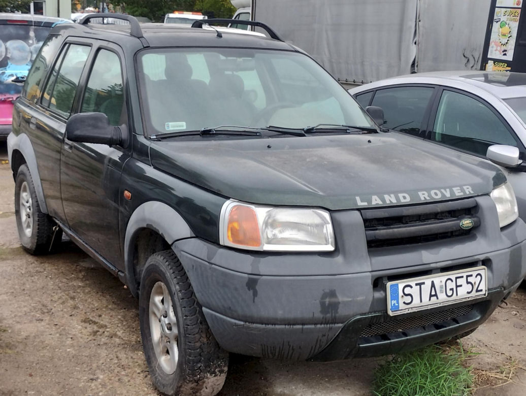 Drogowcy znów sprzedają wraki z ulicy. Wśród nich jest Chrysler w kwiatki