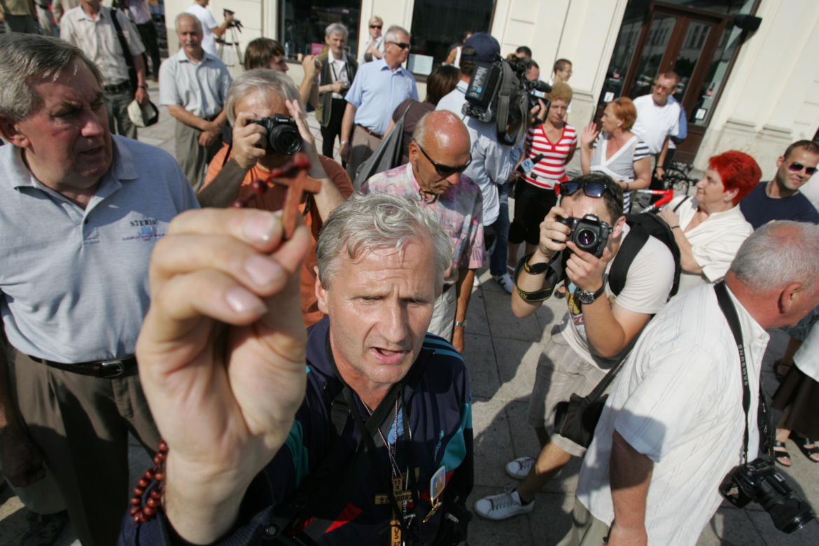 Nieudana próba przeniesienia krzyża sprzed Pałacu Prezydenckiego 3.08.2010