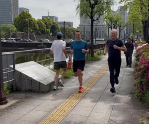 Donald Tusk biega po Tokio