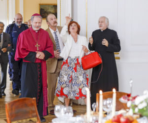 Ojciec Mateusz 26 sezon. Ksiądz Mateusz (Artur Żmijewski), Natalia (Kinga Preis), Pluskwa (Eryk Lubos), ksiądz Jacek (Piotr Kozłowski)