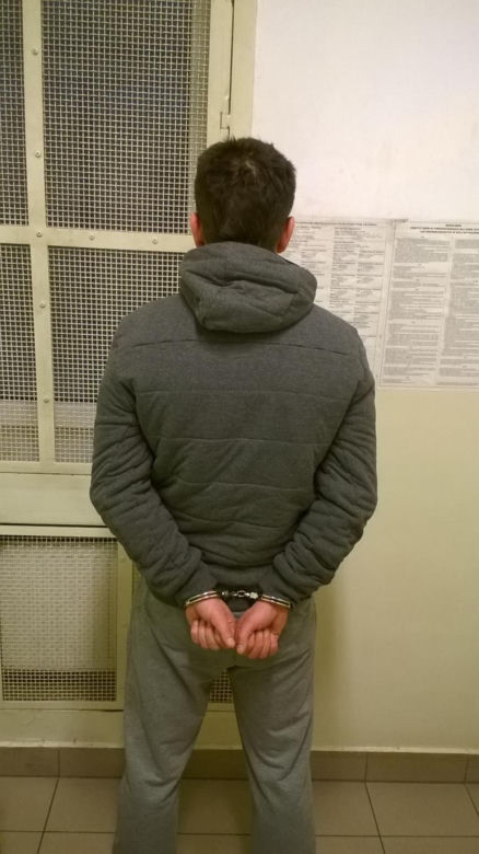 33-latek hodował w szafie 27 krzewów konopi. Na policję zadzwoniła jego matka [ZDJĘCIA]