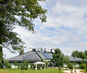 Unikalna wieś w Świętokrzyskiem. Szklany dom w Ciekotach przyciąga turystów