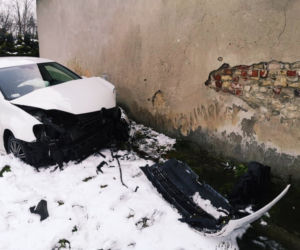 Volkswagen Golf rozbity o ścianę budynku