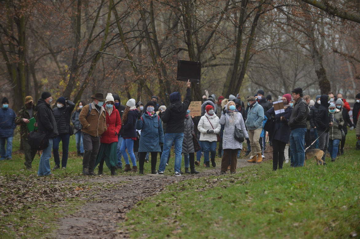 Protest przeciwko inwestycji w parku Dolinka Służewiecka