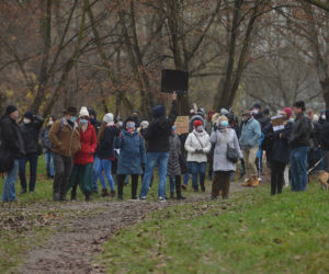 Protest przeciwko inwestycji w parku Dolinka Służewiecka