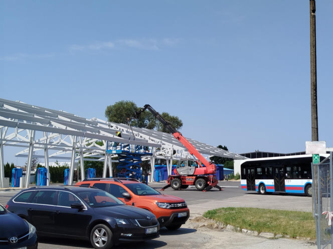 Na terenie MPK w Siedlcach powstaje już wiata dla autobusów elektrycznych. Ogromna konstrukcja robi wrażenie!