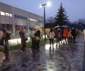 Kolejki po świątecznego karpia w Krakowie