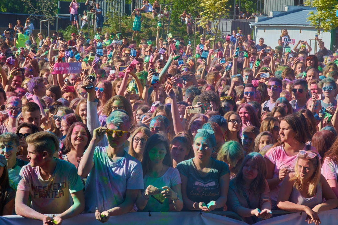 Lublin: Festiwal Kolorów 2018. Kolory Holi wystrzeliły w powietrze!