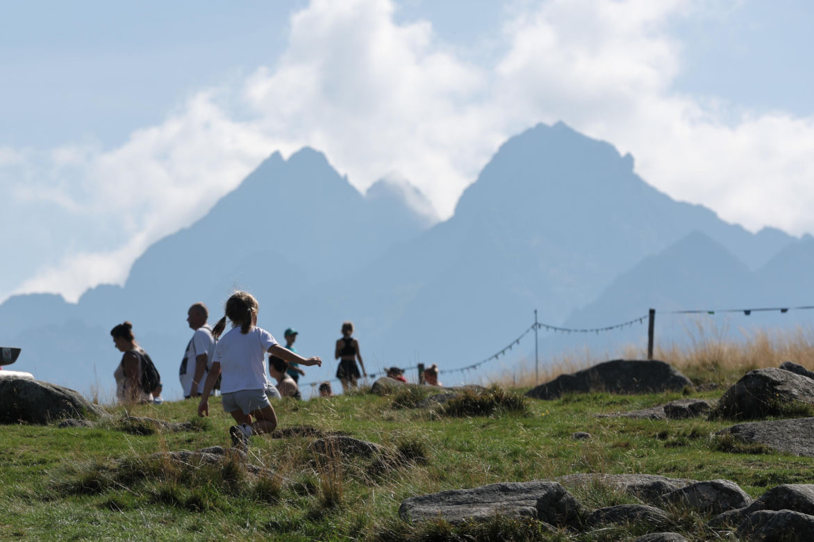 Koniec wakacji, a turyści szturmują Tatry. Na szlakach tłumy
