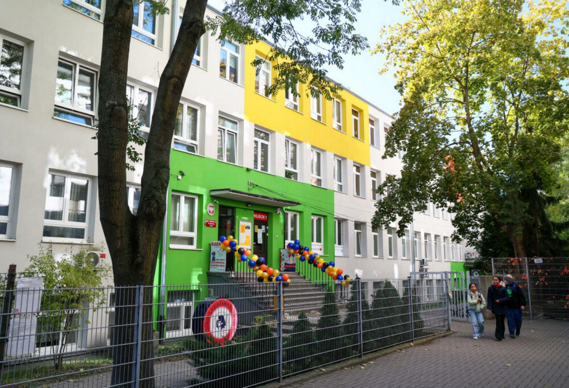 Nowy mural Czesława Niemena na murach Szkoły Podstawowej nr 168 na Saskiej Kępie.